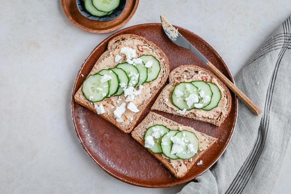 Brood met hummus, feta & komkommer