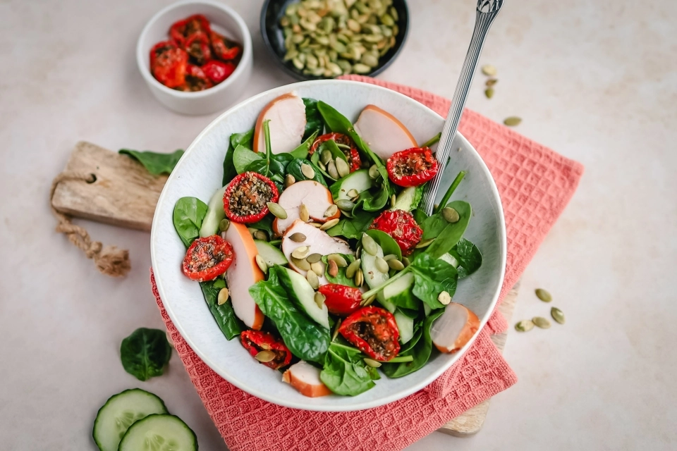 Salade met gerookte kip & zongedroogde tomaten