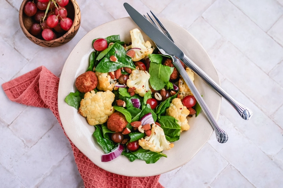 Salade met geroosterde bloemkool & falafel