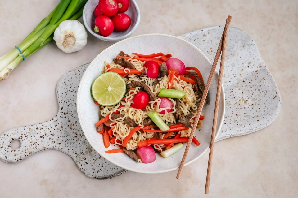 Noedels met runderreepjes, wortel & radijs