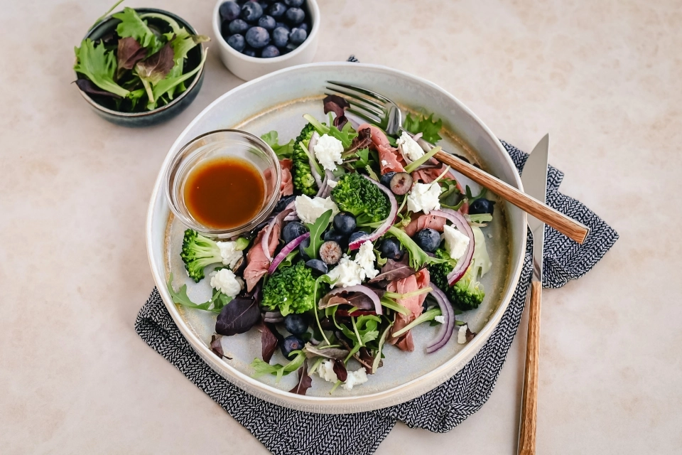 Salade met broccoli, blauwe bessen & rosbief