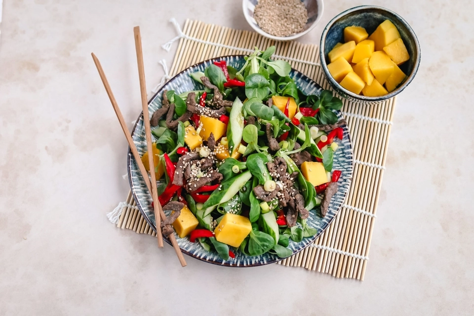 Salade met runderreepjes & mango