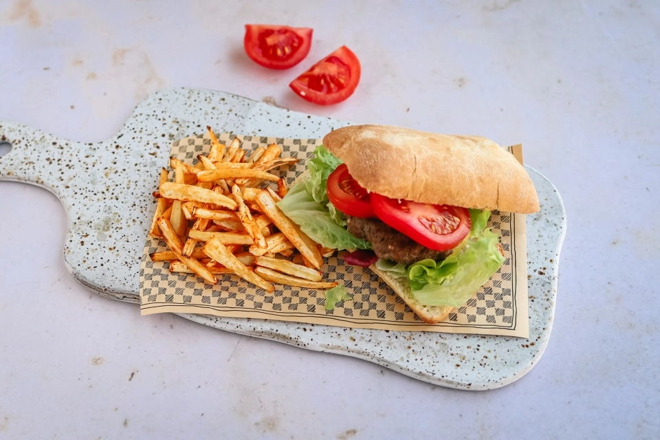 Ciabatta broodje hamburger met pastinaak frietjes