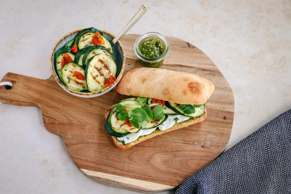 Ciabatta met courgette, mozzarella & pesto