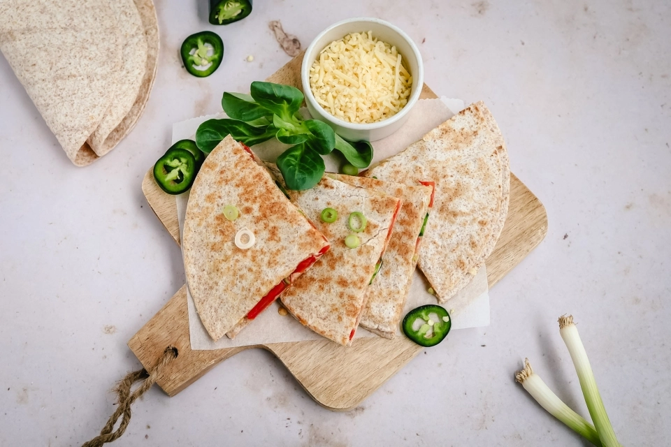 Quesadilla met kaas, tomaat & bosui
