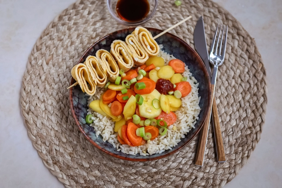 Rijst met pastinaak, wortel & omelet rolletjes