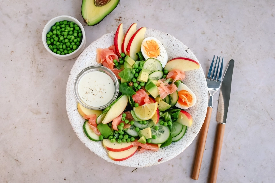 Salade met appel, gerookte zalm & knoflookdressing