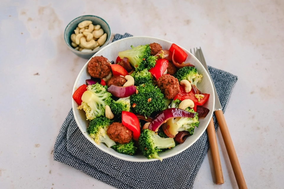 Broccoli & paprika roerbak met falafel