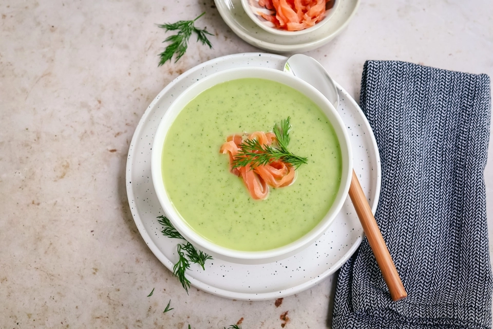 Courgette-tuinerwten soep met gerookte zalm