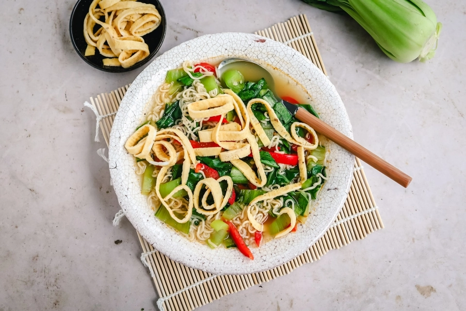Noedelsoep met paksoi, paprika & omelet reepjes