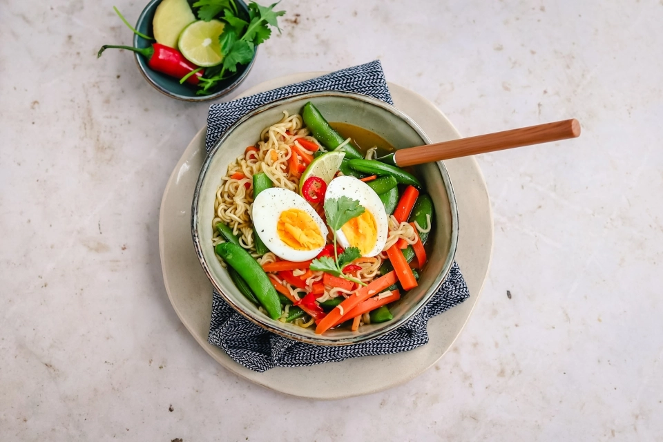 Noedelsoep met sugarsnaps, wortel & ei