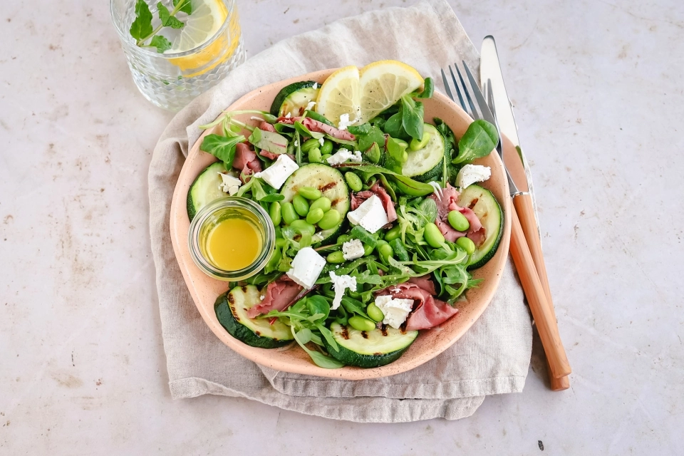Salade met gegrilde courgette, edamame & rosbief