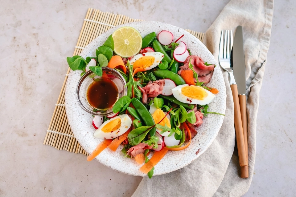 Salade met sugarsnaps, rosbief & ei
