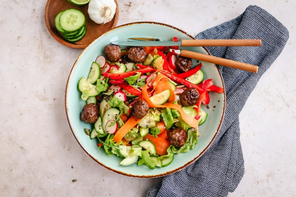Thaise salade met pinda-gehaktballetjes
