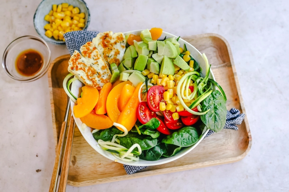 Courgetti salade met perzik, maïs & halloumi