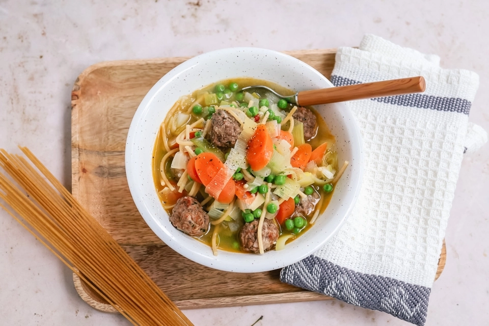 Groentesoep met spaghetti & gehaktballetjes