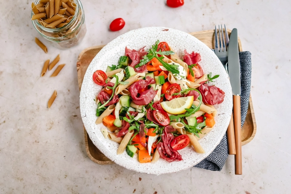 Pastasalade met rookvlees & mozzarella