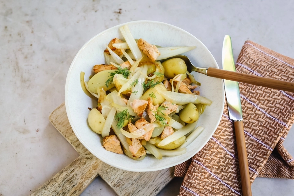 Roerbak van krieltjes, zalm & witlof