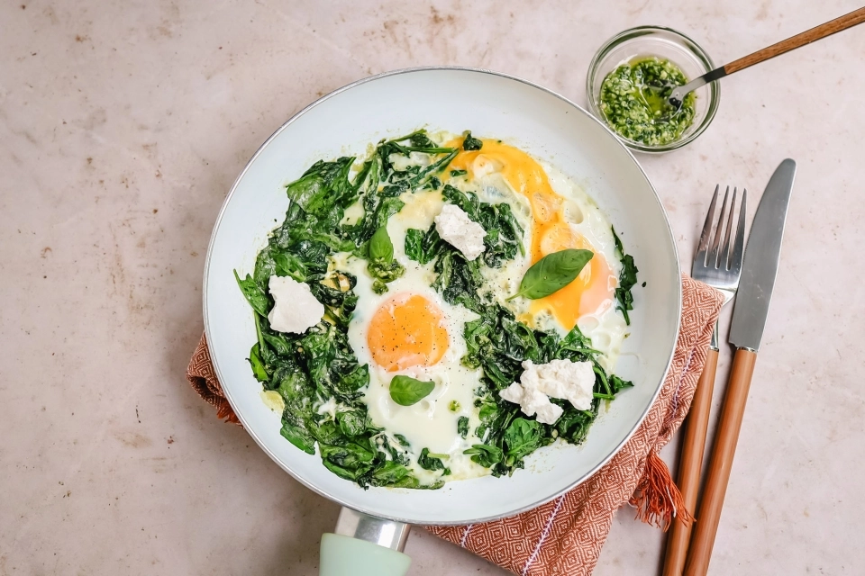 Gebakken ei met spinazie & pesto