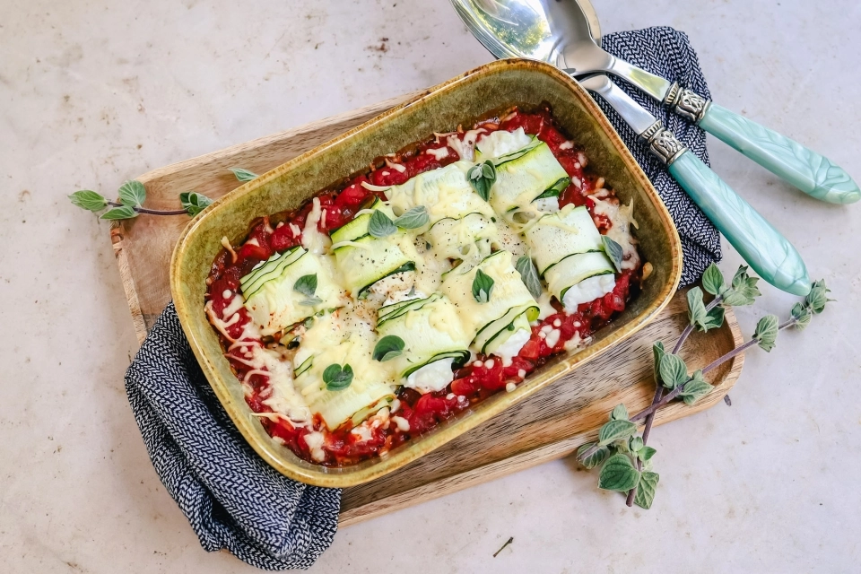 Gevulde courgette rolletjes in tomatensaus
