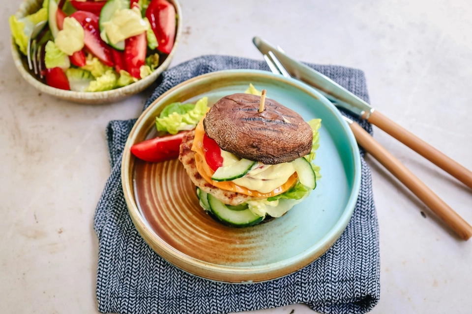 Portobello broodje met kipburger & salade
