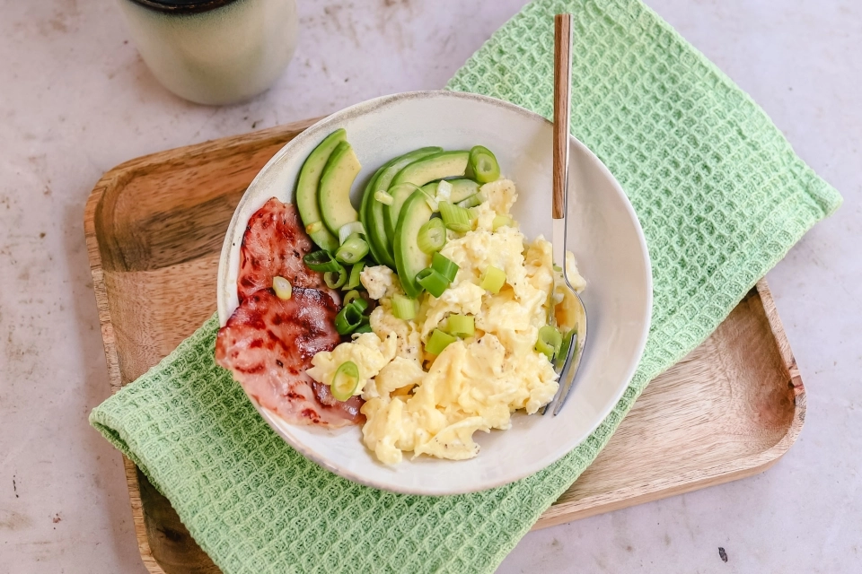 Romig roerei met bacon & avocado