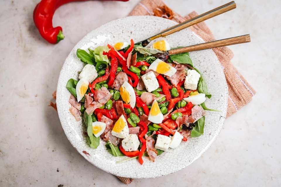 Lauwwarme salade met tuinbonen, feta & bacon