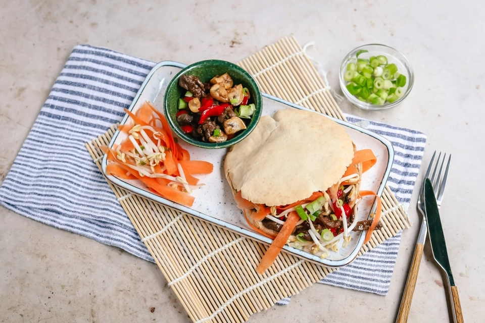 Pitabroodje met runderreepjes, paprika & champignons