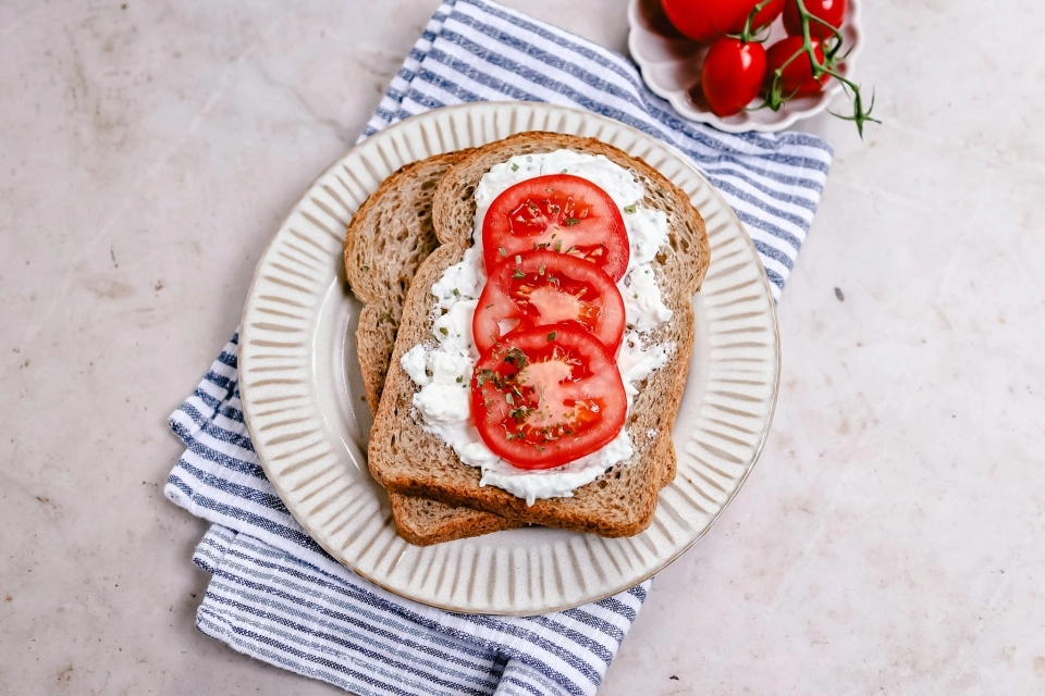 Brood met ricotta-feta spread & tomaat