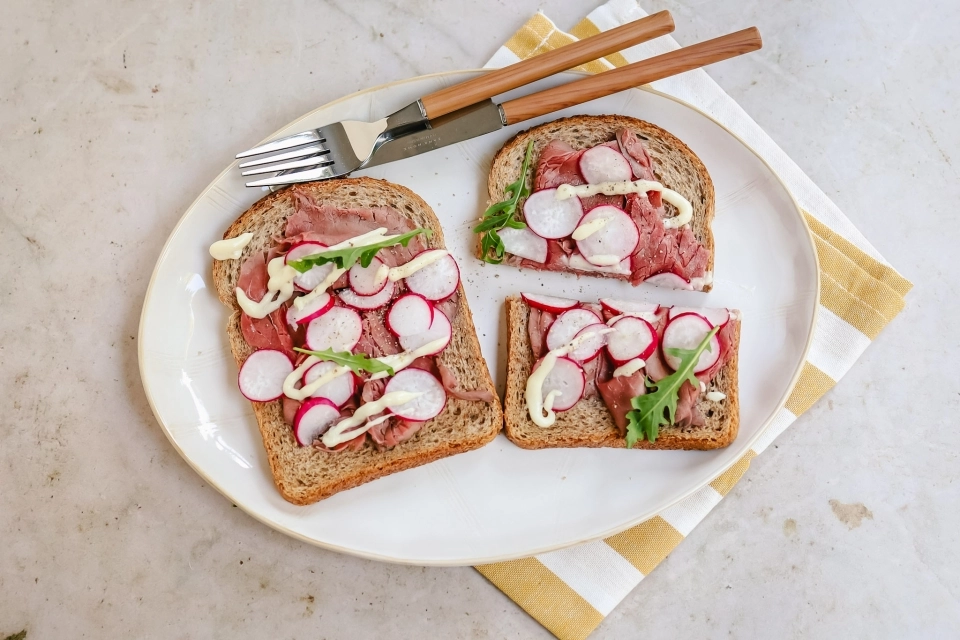 Brood met rosbief, radijs & mierikswortel-mayonaise