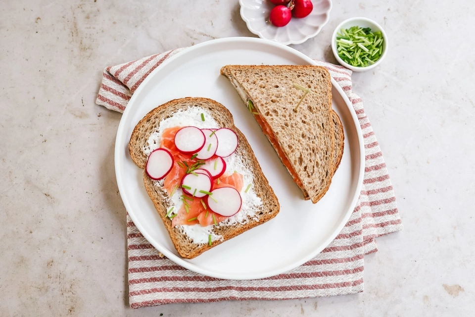 Brood met zuivelspread, zalm & radijs