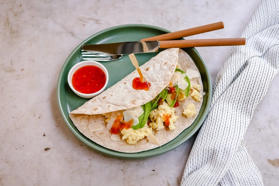 Ontbijtwrap met roerei & avocado