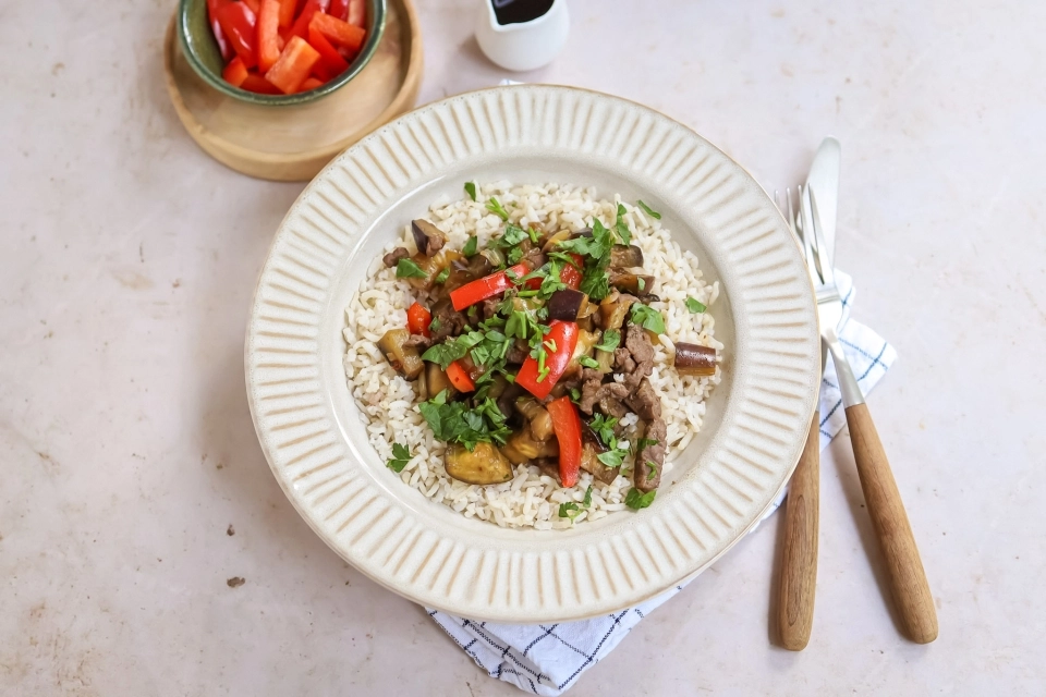 Rijst met aubergine & runderreepjes