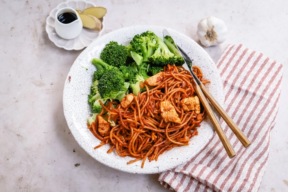 Spaghetti bami met kip & broccoli
