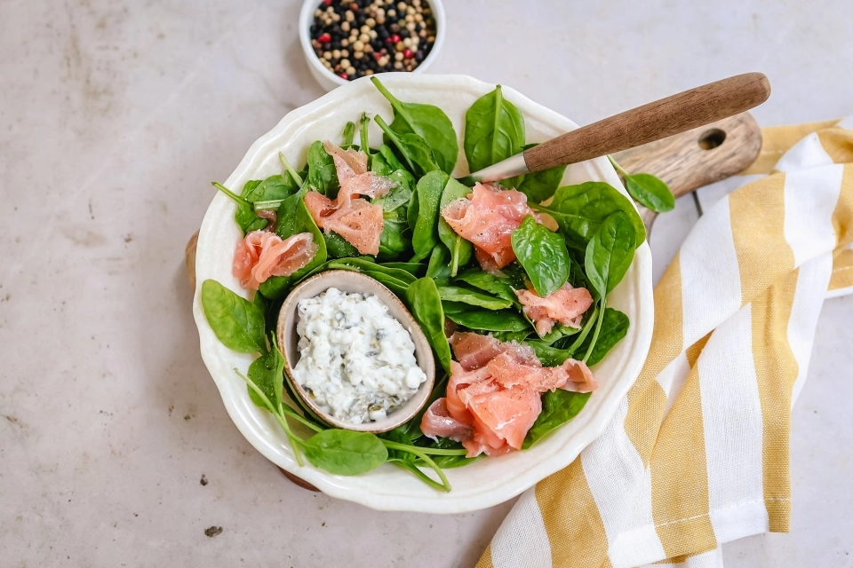 Spinazie salade met gerookte zalm