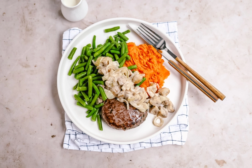 Zoete aardappelpuree met tartaar, sperziebonen & champignonsaus