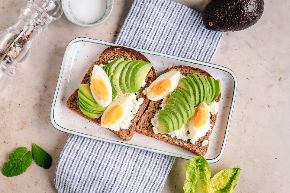 Brood met cottage cheese, avocado & ei