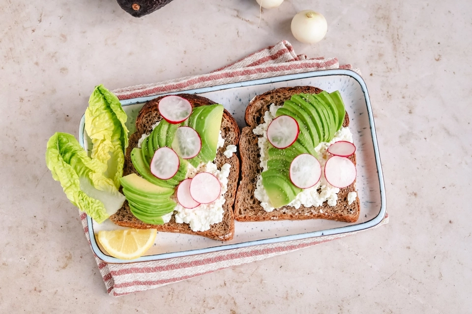 Brood met cottage cheese, avocado & radijs