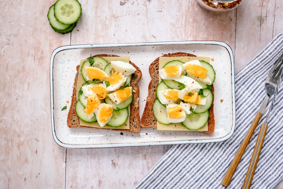 Brood met kaas, komkommer & ei
