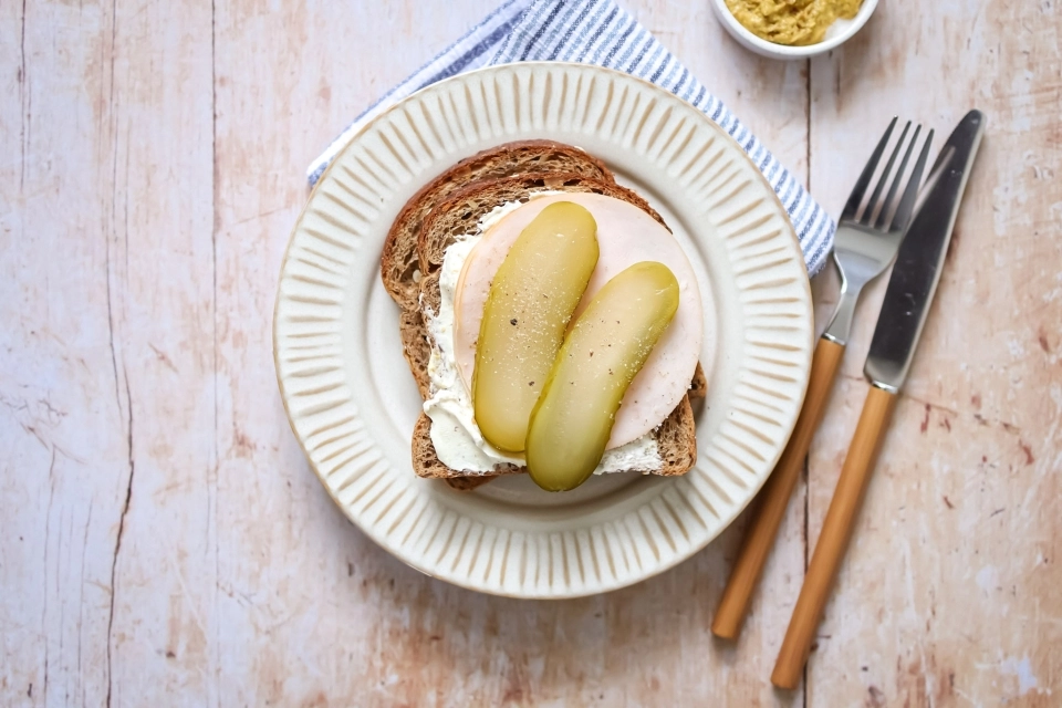 Brood met mosterdspread, kalkoenfilet & augurk