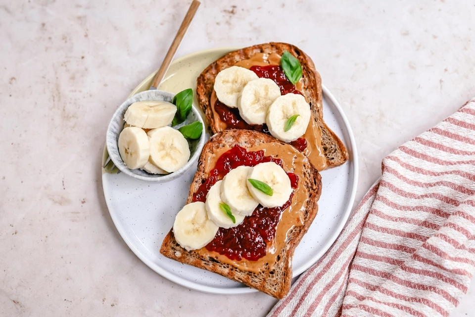 Brood met pindakaas, jam & banaan