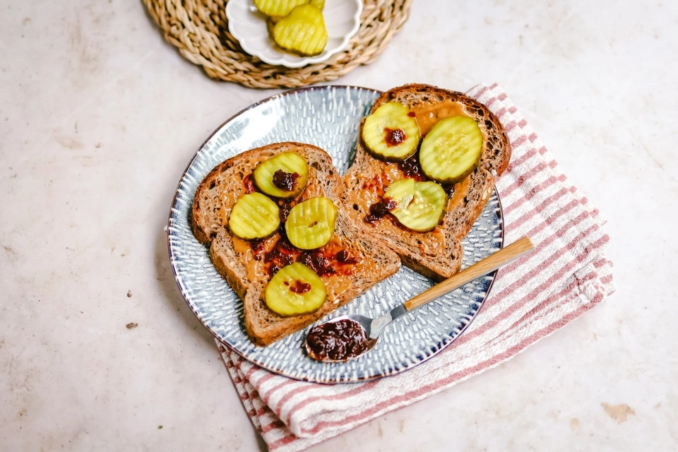 Brood met pindakaas, sambal & augurk