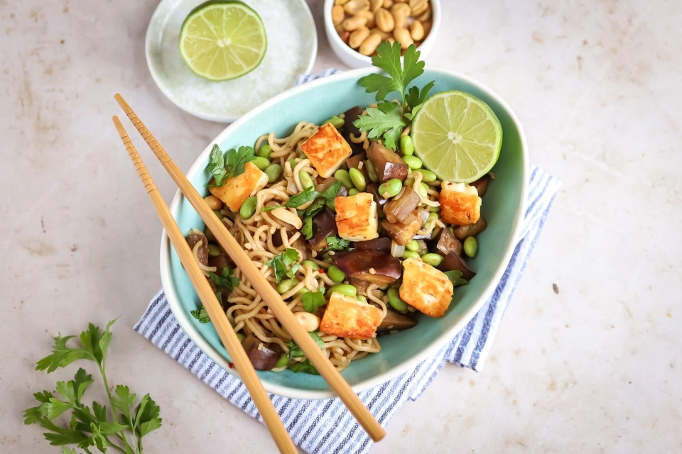 Noedels met aubergine, edamame & halloumi