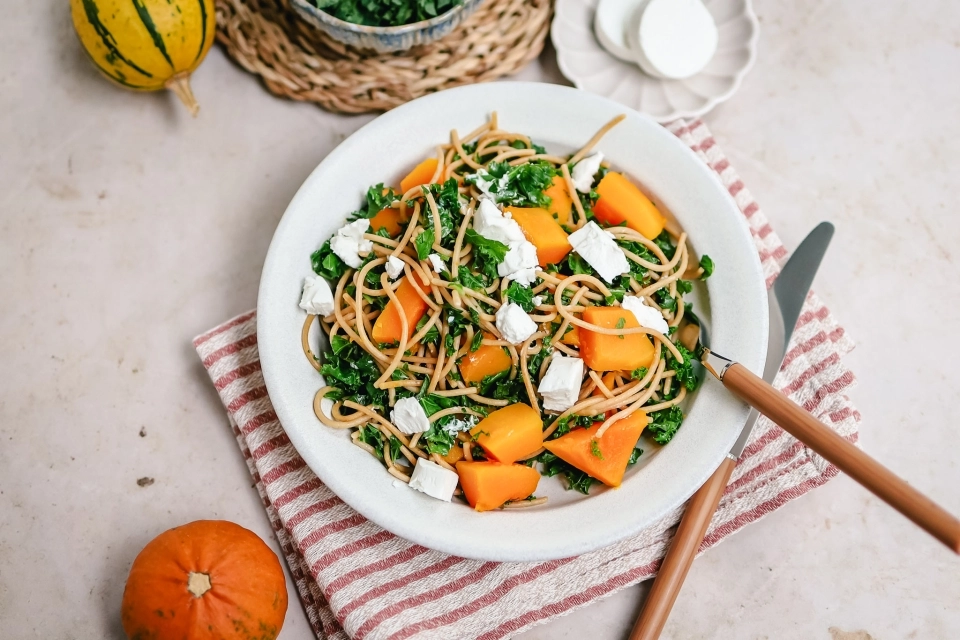 Spaghetti met boerenkool, pompoen & geitenkaas
