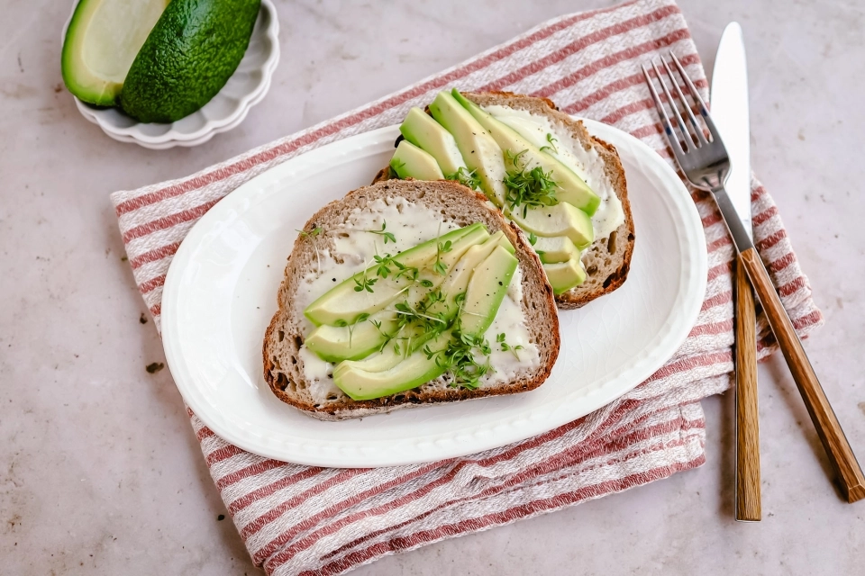 Brood met smeerkaas & avocado