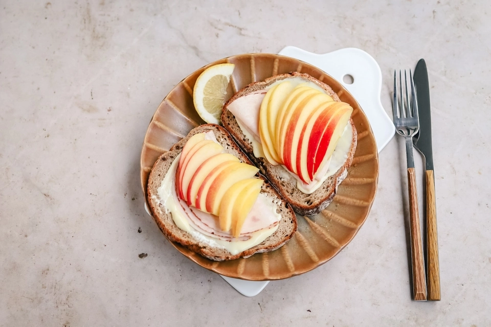 Brood met smeerkaas, kalkoenfilet & appel