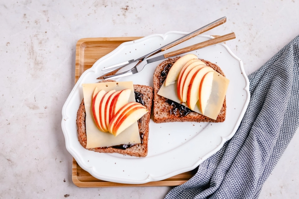 Brood met appelstroop, kaas & appel