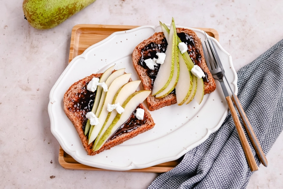 Brood met appelstroop, peer & geitenkaas
