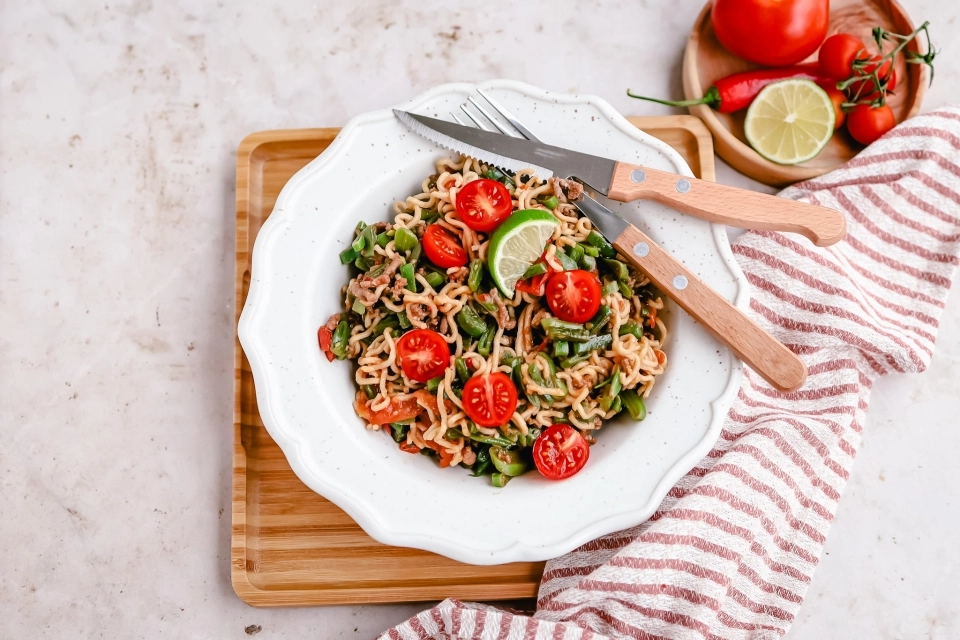 Noedels met gehakt, snijbonen & tomaat