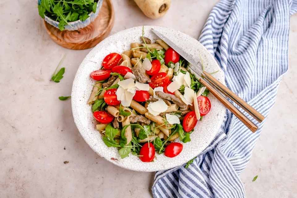 Penne met runderreepjes, pastinaak & pesto